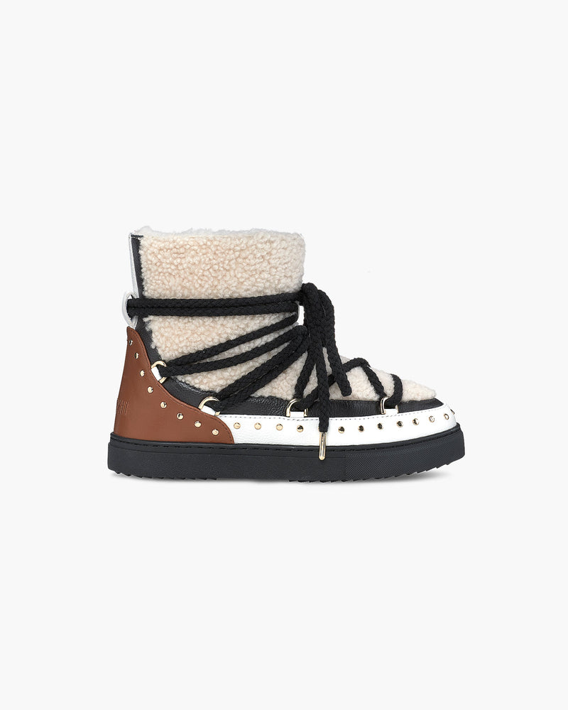 Detalles rockeros y lazada icónica