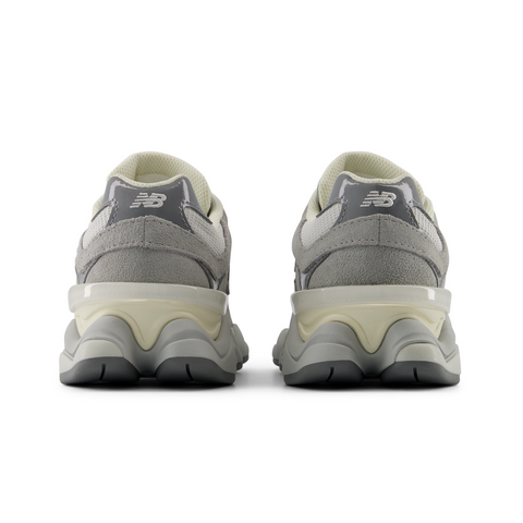 9060 Angora | Reflection